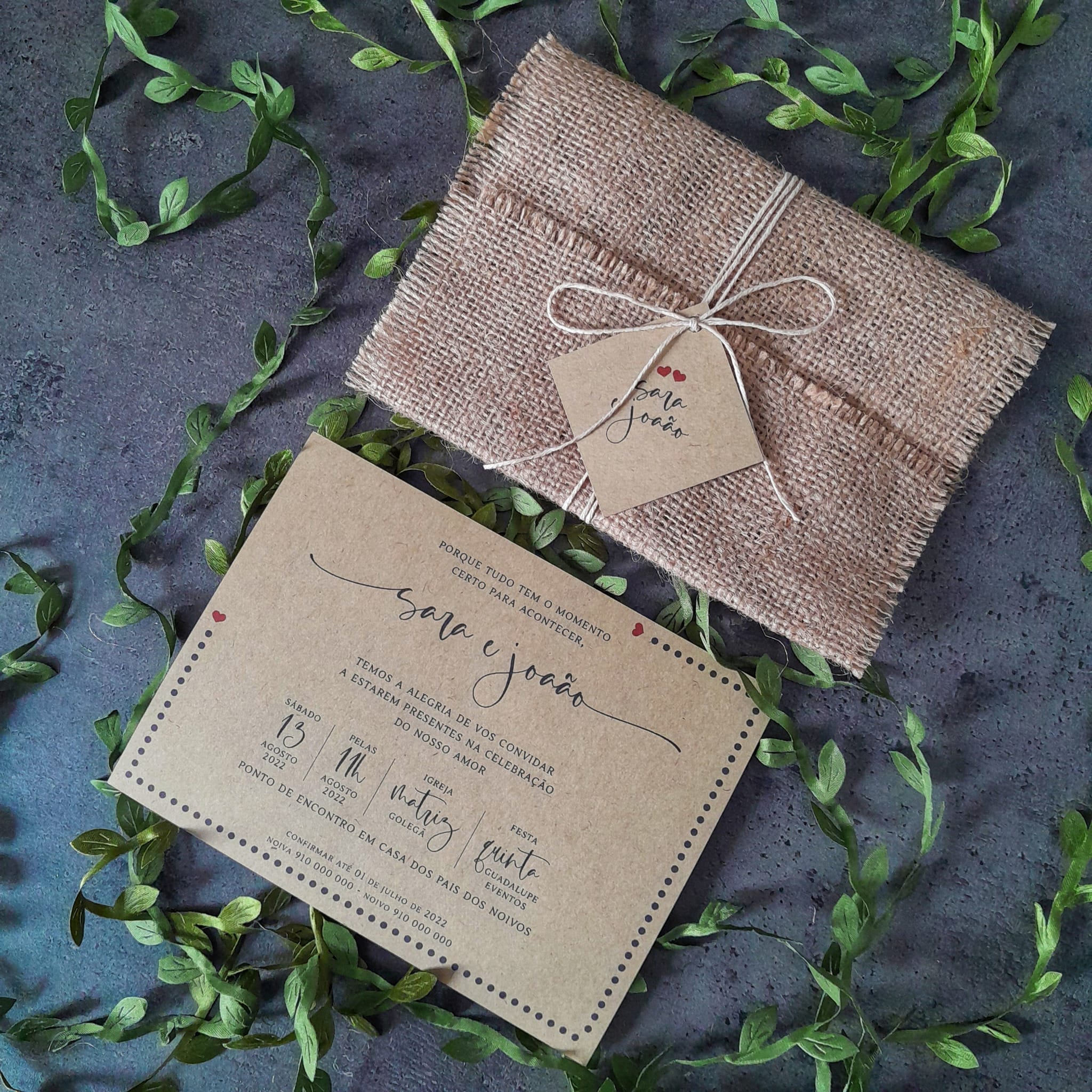 Convite de casamento rústico em papel kraft com envelope de juta, corda rústica e etiqueta personalizada com logo dos noivos