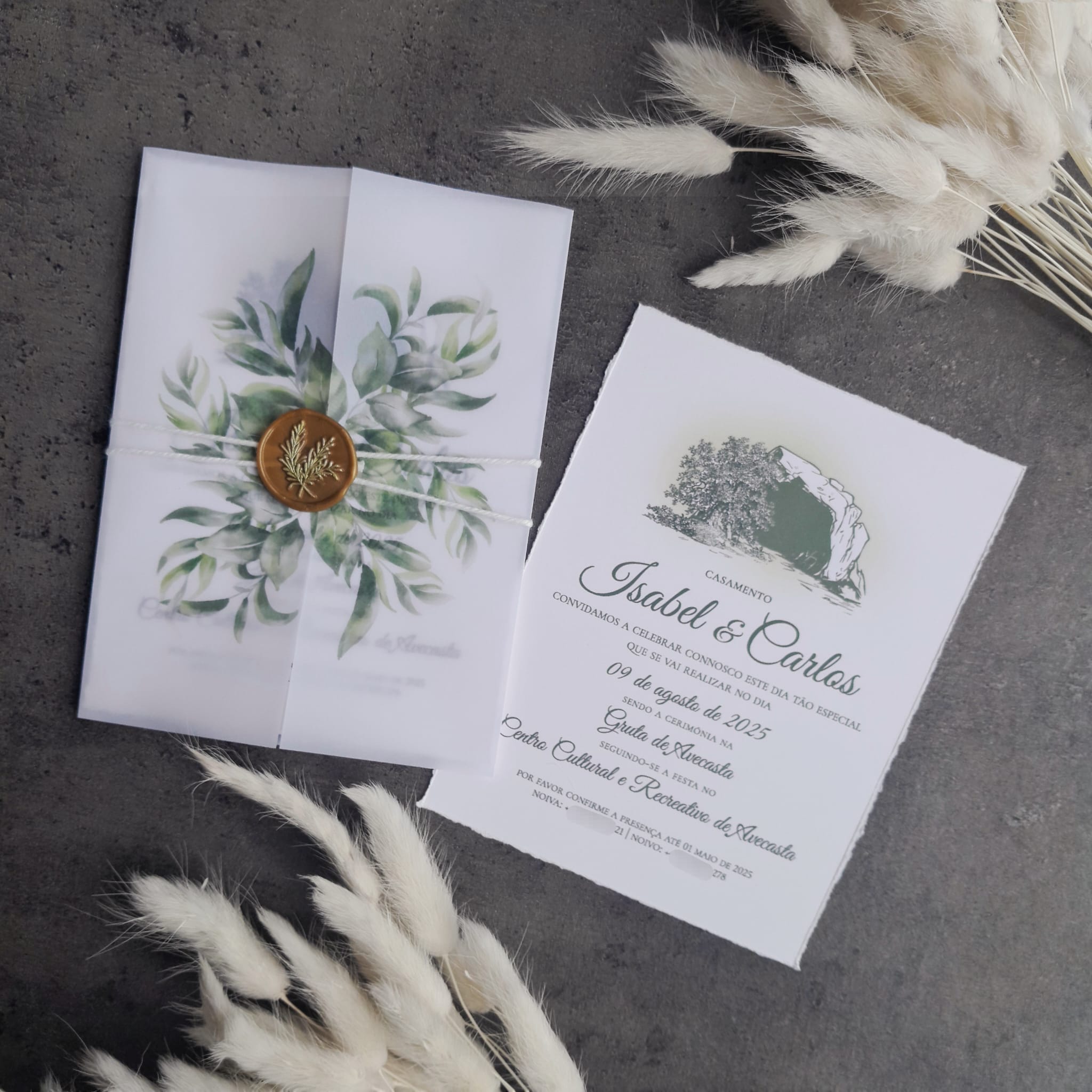 Convite de casamento transparente estilo rústico com design elegante e personalização artesanal