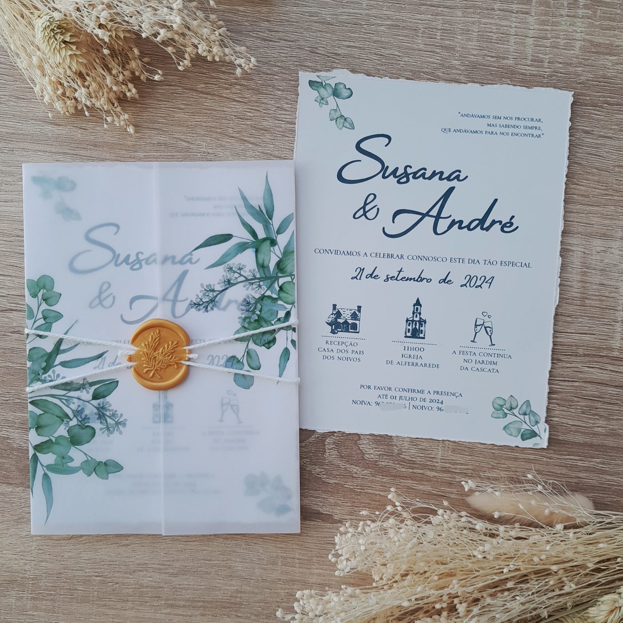 Convite de casamento transparente rústico personalizado com flores e detalhes em dourado