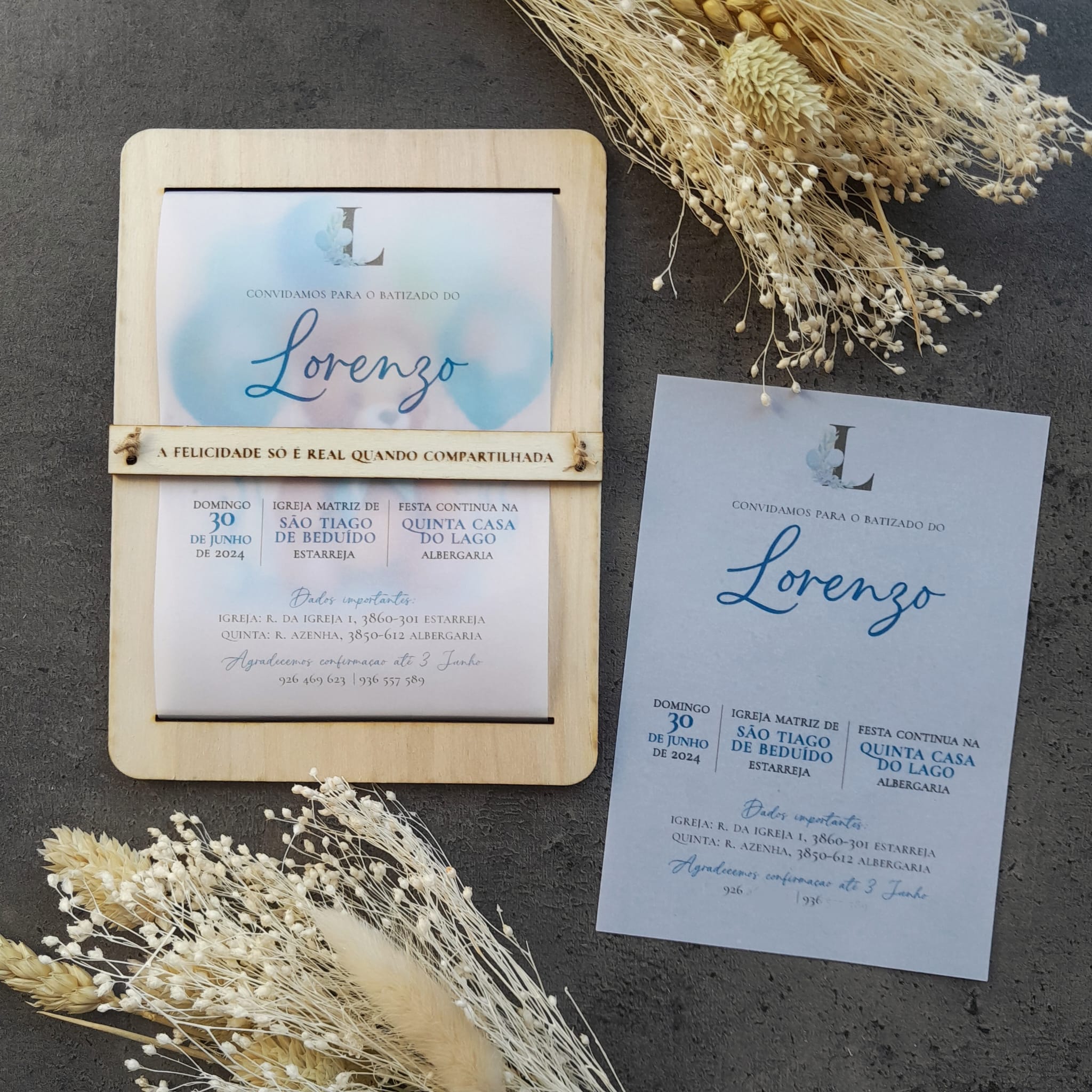 Convite em madeira natural impressa, com aplicação em madeira gravada e convite em papel translucido